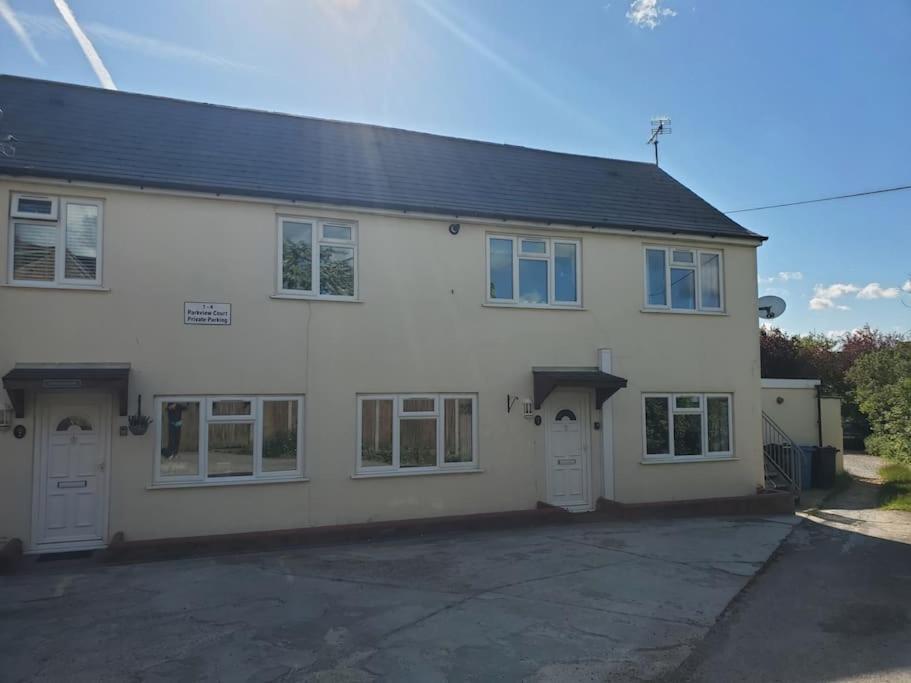 Central Windsor 2 Bedroom Flat With Free Parking Exterior photo