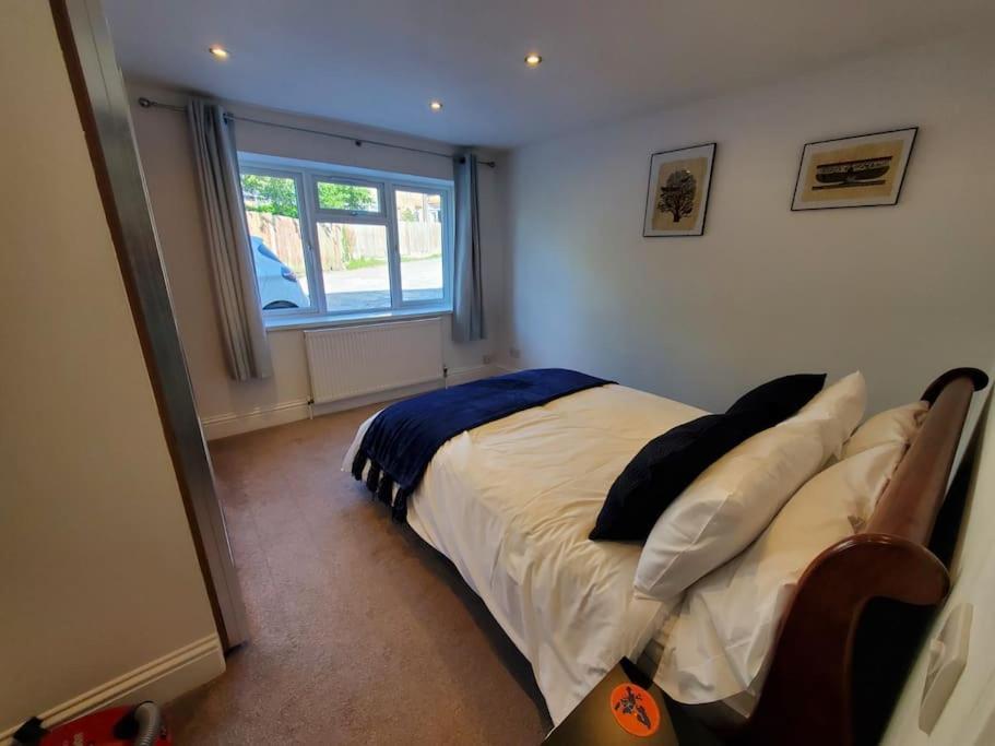 Central Windsor 2 Bedroom Flat With Free Parking Exterior photo