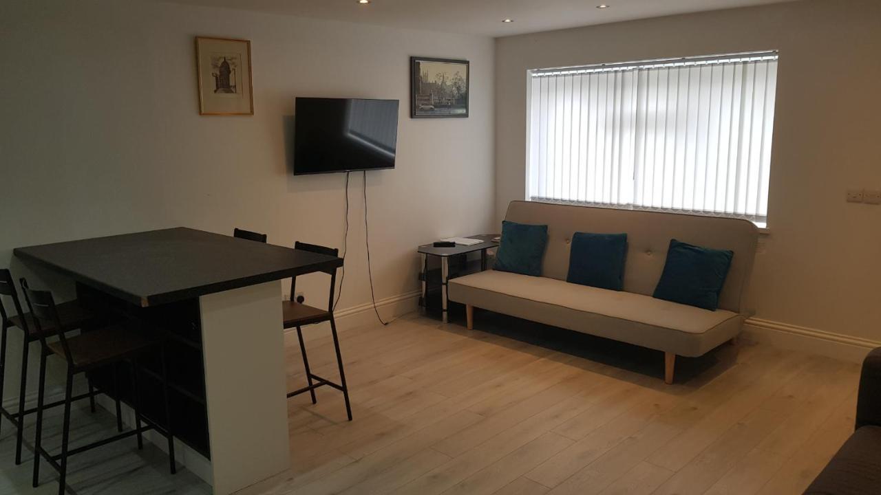 Central Windsor 2 Bedroom Flat With Free Parking Exterior photo